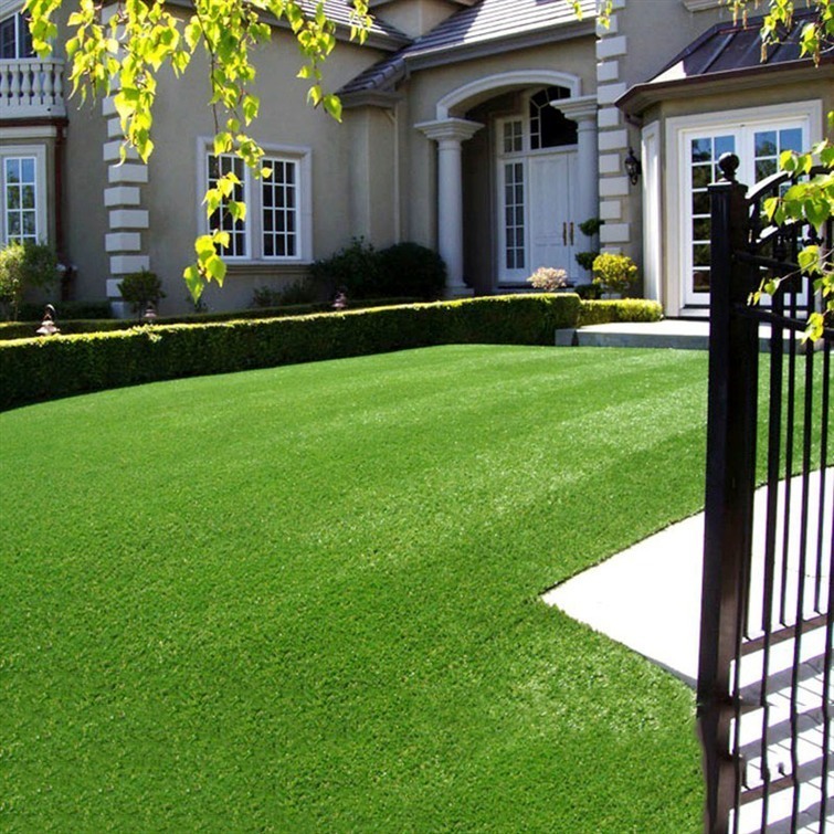 快来给人造草坪洗个澡吧