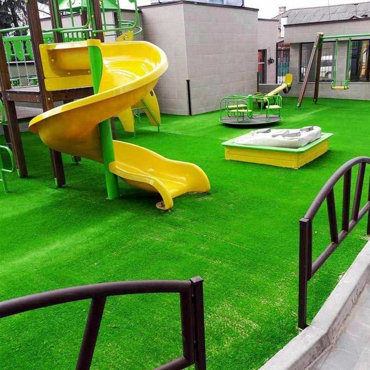 人造草坪冬季维护之除雪小技巧